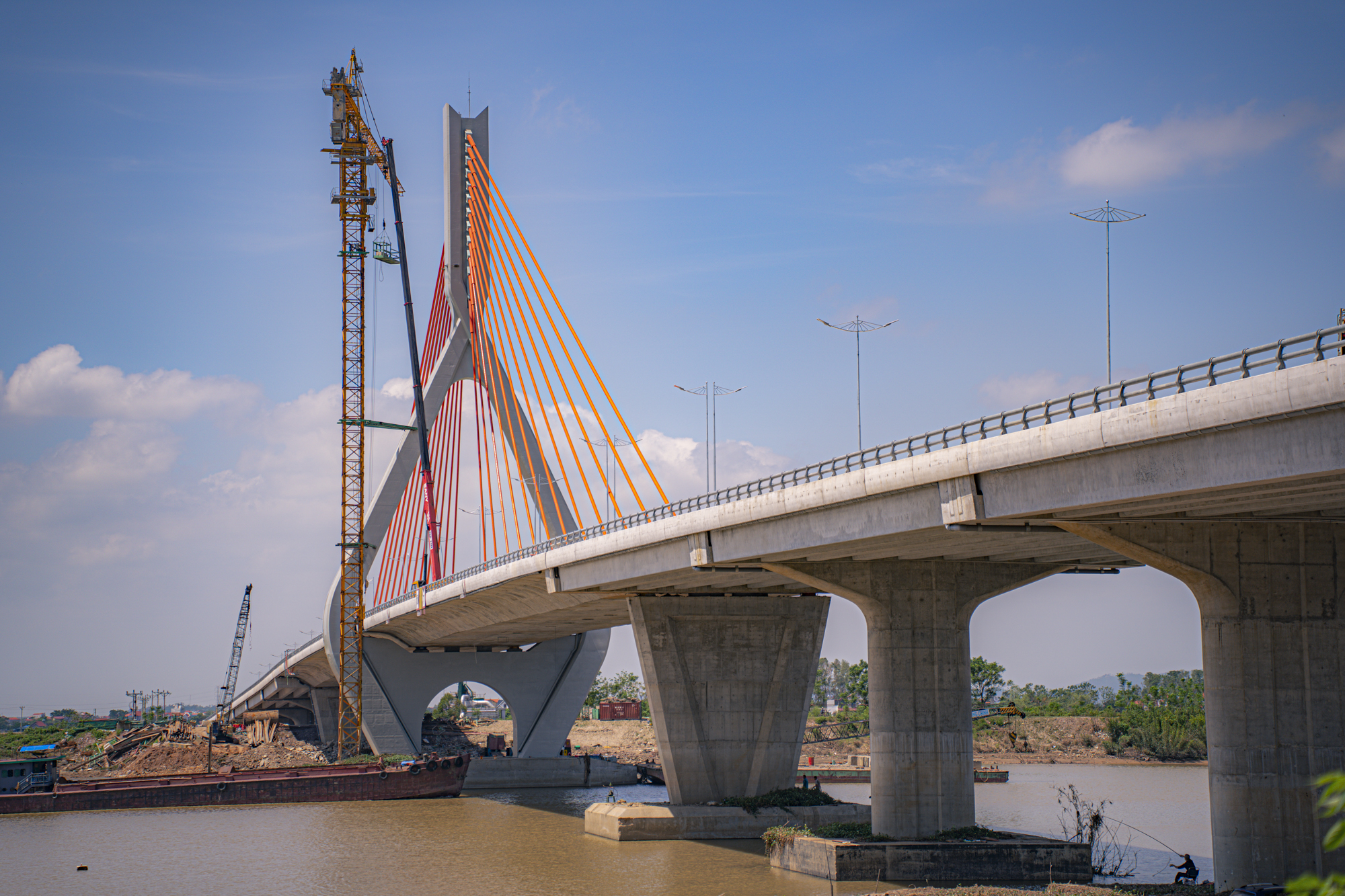 Cầu dây văng nghìn tỷ, kết nối 2 địa phương chính thức được thông xe