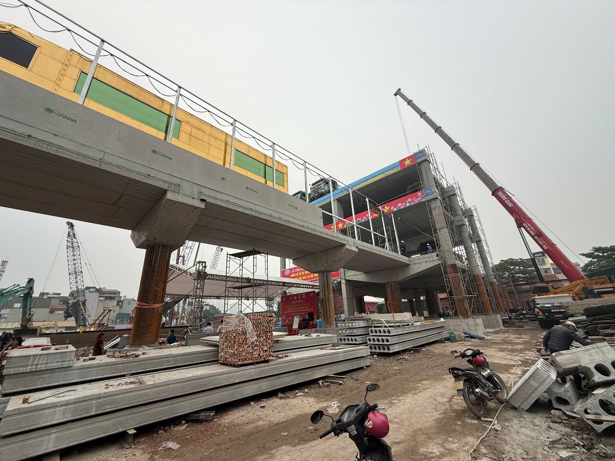 Đại gia “Đường bia” bất ngờ “trình làng” siêu kết cấu đặc biệt nhất TG: Dưới là đường sắt tốc độ cao, trên xây nhà ở XH giá từ 1 tỷ. ₫, đề xuất thí điểm ngay tại metro Hòa Lạc Đại gia “Đường bia” bất ngờ “trình làng” siêu kết cấu đặc biệt nhất TG: Dưới là đường sắt tốc độ cao, trên xây nhà ở XH giá từ 1 tỷ. ₫, đề xuất thí điểm ngay tại metro Hòa Lạc