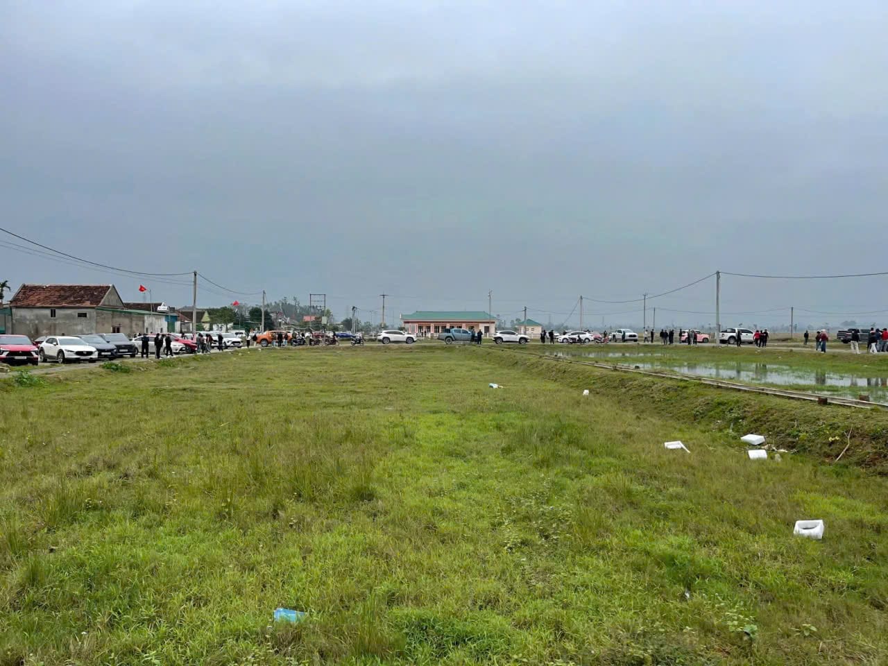 Xe hơi đậu kín đường làng “săn đất” sau khi có thông tin quy hoạch khu công nghiệp