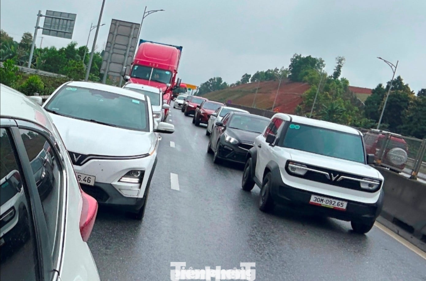 Đóng nửa chiều đường cao tốc Pháp Vân