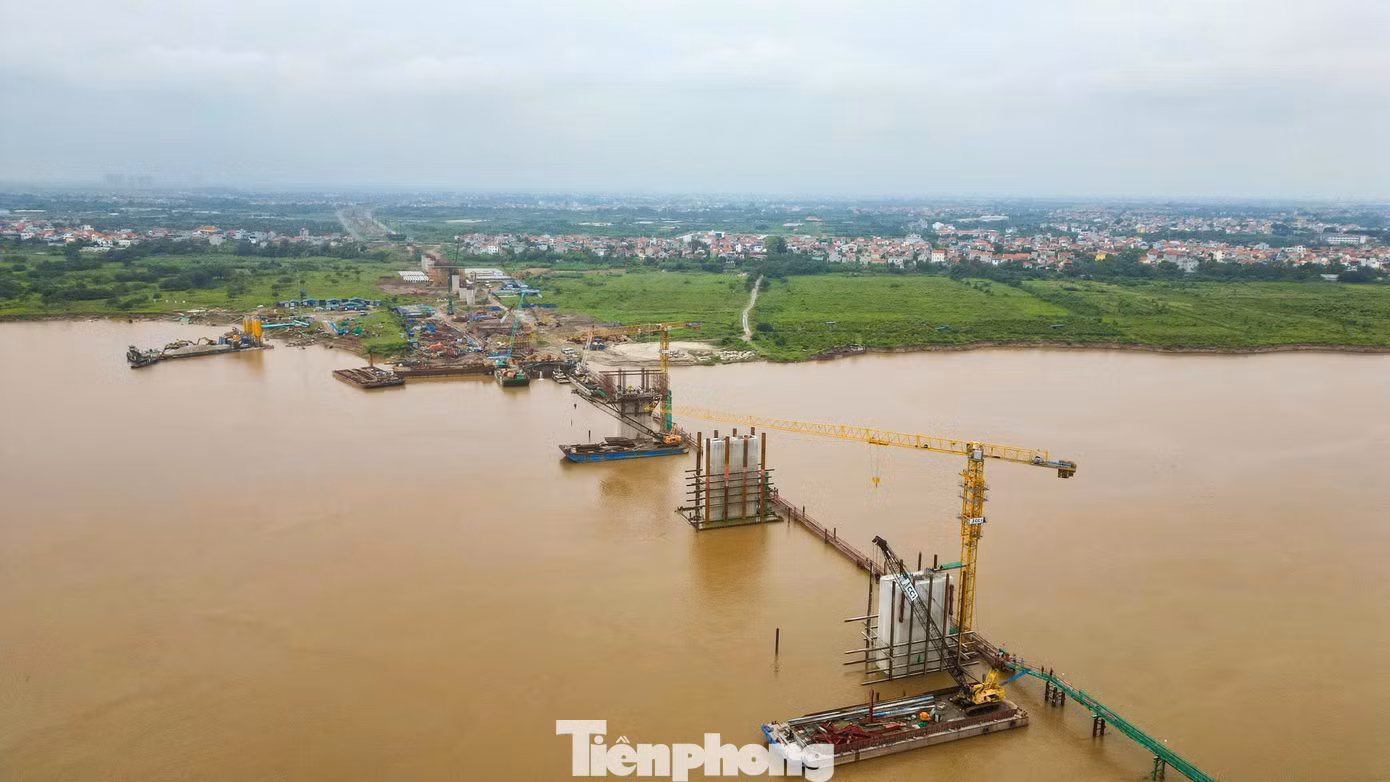 9 trụ cầu Hồng Hà dần lộ diện giữa sông Hồng