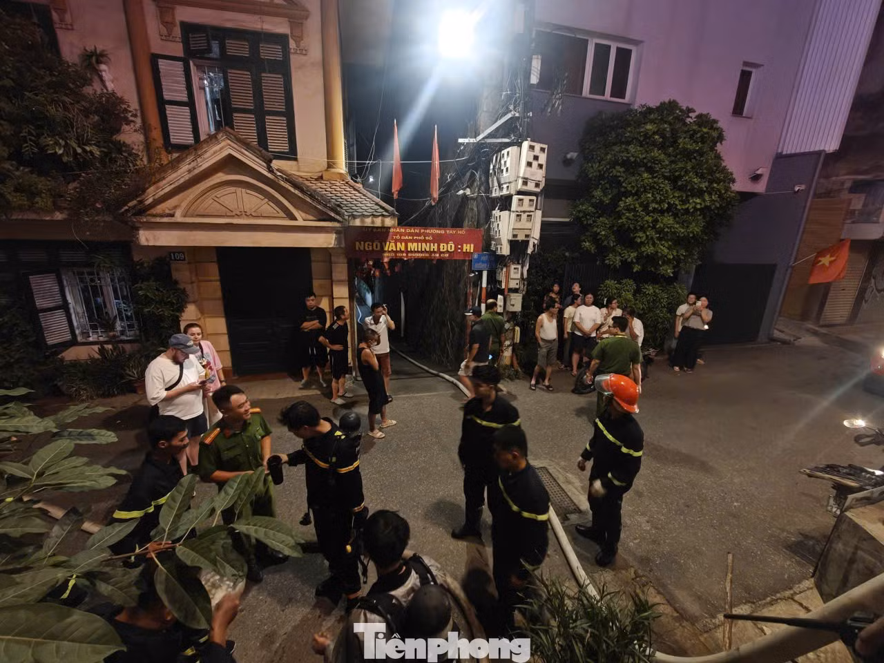 Cháy nhà 3 tầng trong ngõ 109 Âu Cơ, HN